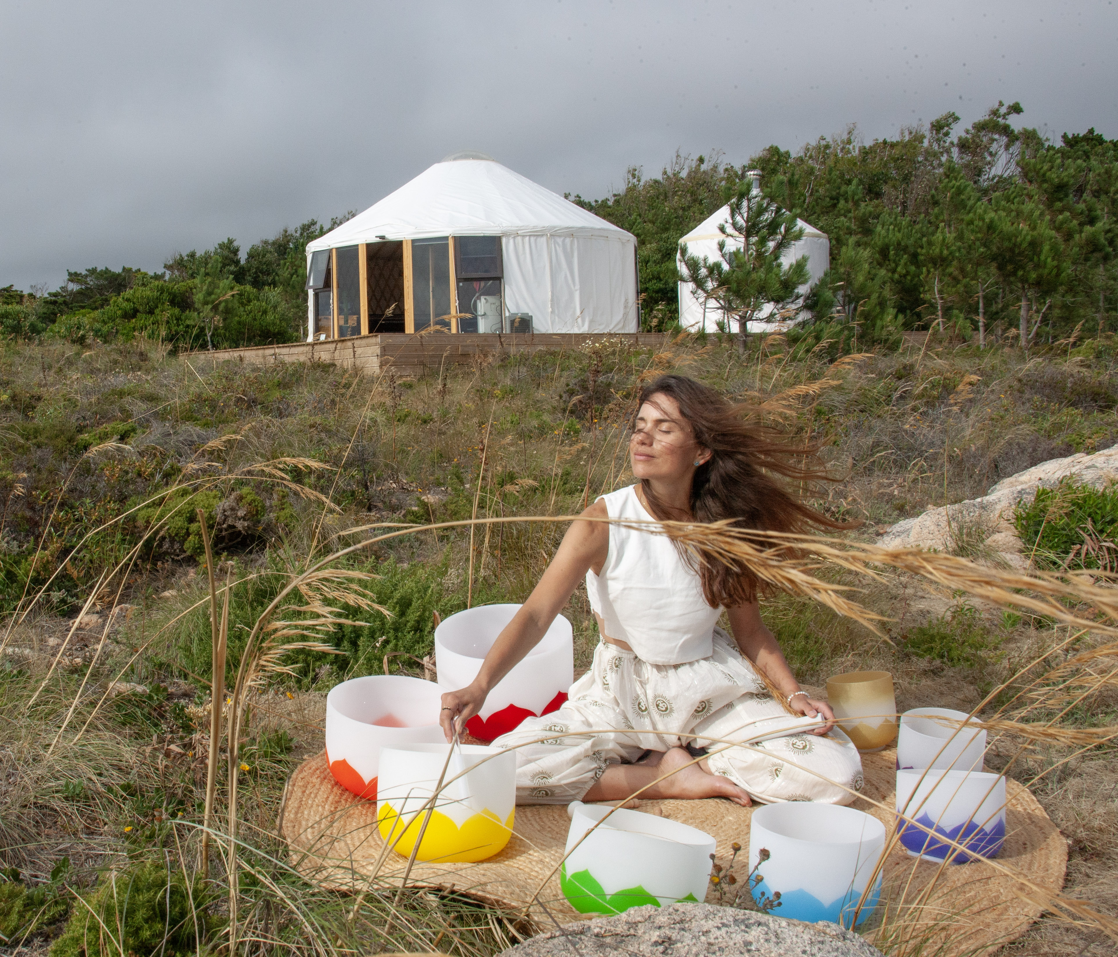 Circular Space, yourte et bols de cristal dans le vent